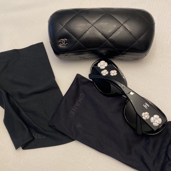 Chanel camellia CC logo sunglasses with case - Picture 8 of 9